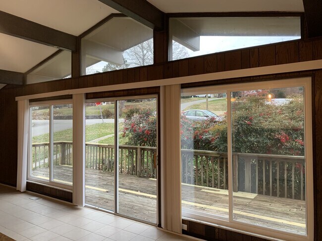 Puerta corrediza flanqueada por nuevas ventanas corredizas de bajo consumo energético - 519 E Churchwell Ave