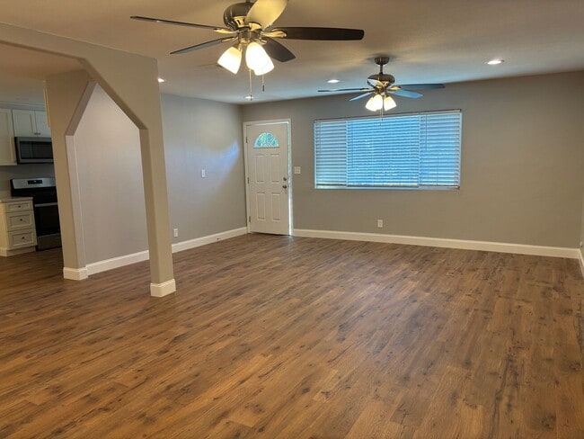 Building Photo - Terrific Brentwood location at the end of ...