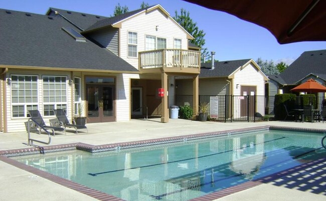 Yakima, WA Englewood Garden Villas Apartments pool area - Englewood Garden Villas