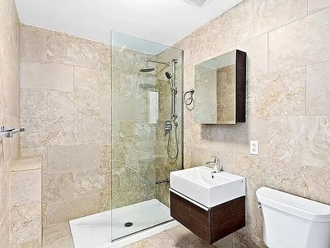 Building Photo - Beautiful Clean 1 Bedroom Condo in Astoria