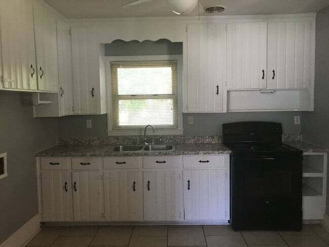 Building Photo - Ranch style 3 bedroom1.5 bath home off S. ...