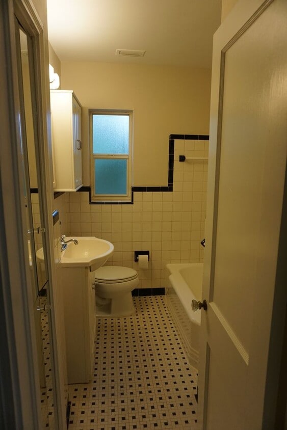 Beautiful 3 Bedroom House Behind Midtown - Beautiful 3 Bedroom House Behind Midtown