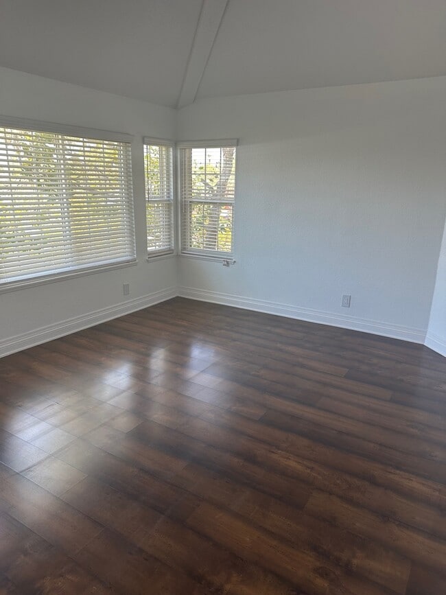 Bright spacious living room - 35 Santa Agatha