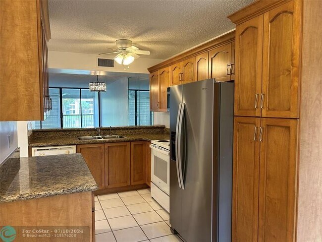 Foto del edificio - 6123 Coral Lake Dr