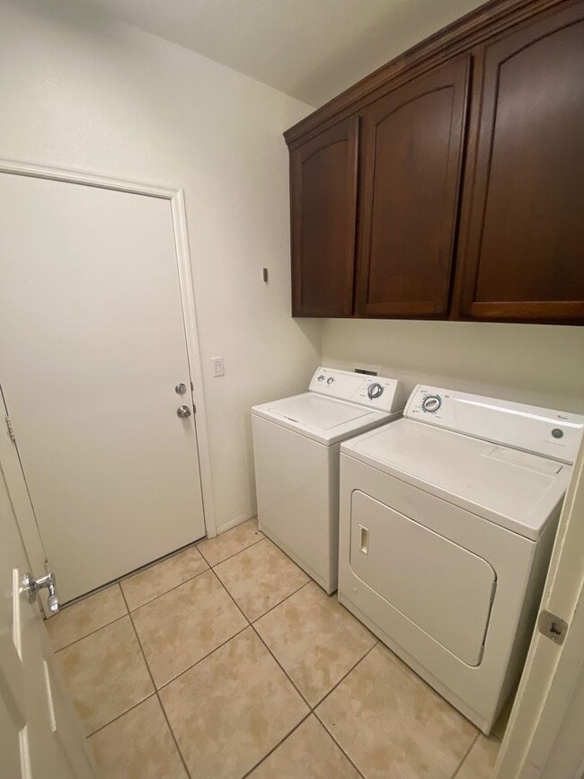 Foto del edificio - Beautiful 3 Bedroom 2 and 1/2 Bathrooms House in Summerlin! Property Wont Last Long!