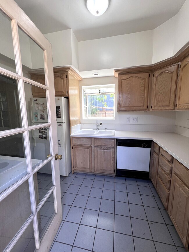 Plenty of cabinets - 113 N Flores St