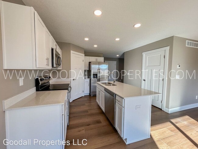 Building Photo - 3 br, 2.5 bath House - 290 NW Morgan Ct