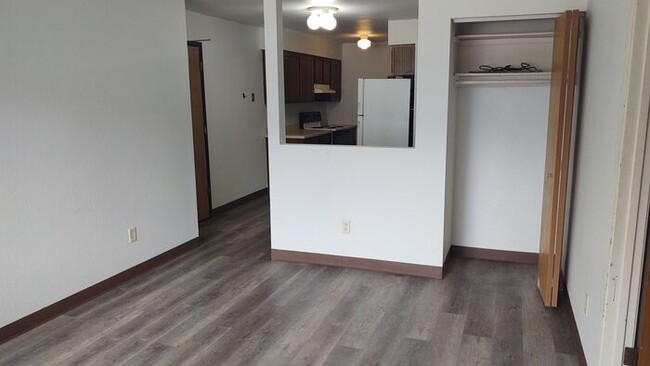 Building Photo - $1,095 | 3 Bedroom, 1 Bathroom Apartment |...