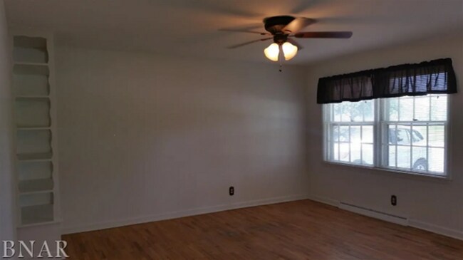 Building Photo - 806 S. Cottage