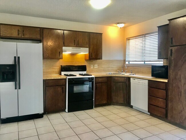 Building Photo - 2 bedroom near Catoosa!!
