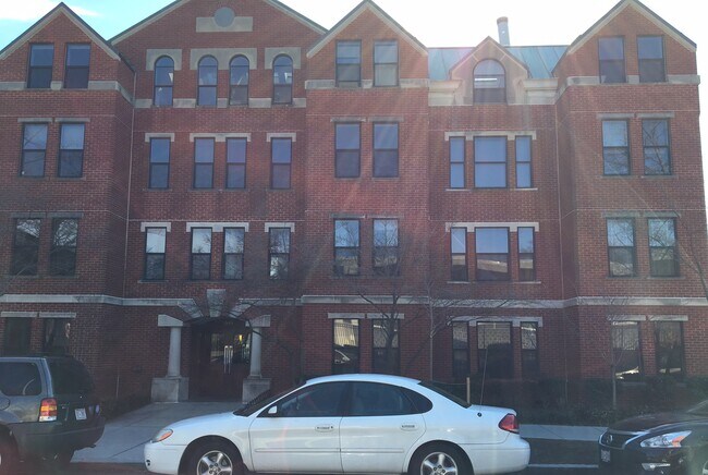 Foto del edificio - 649 C St SE