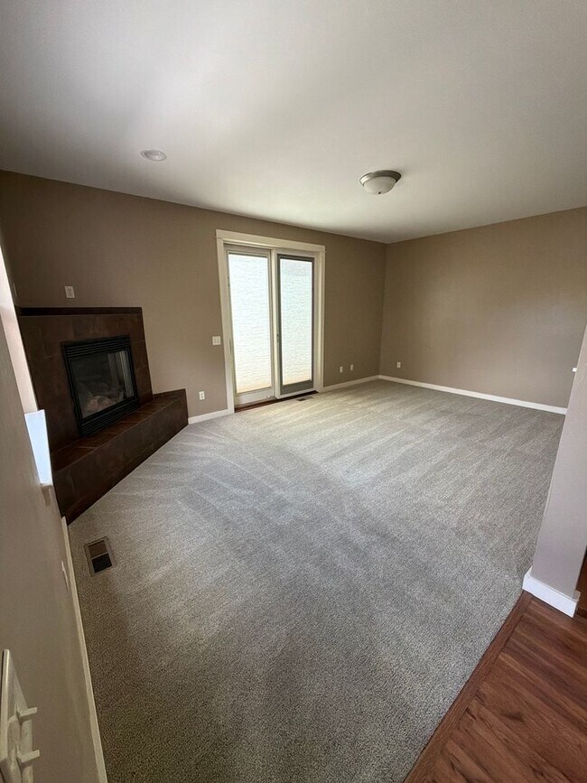 Building Photo - 712 Forestglen Dr