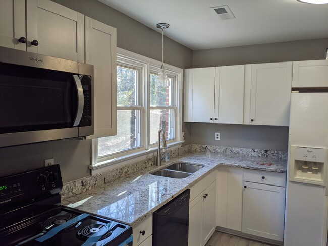 Kitchen - Granite Counter Tops - 3011 Grahamwood Dr