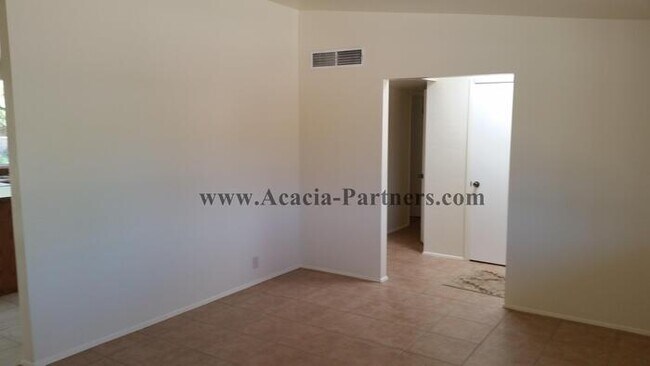 Foto del edificio - Spacious Eastside Property w/ Fenced Yard