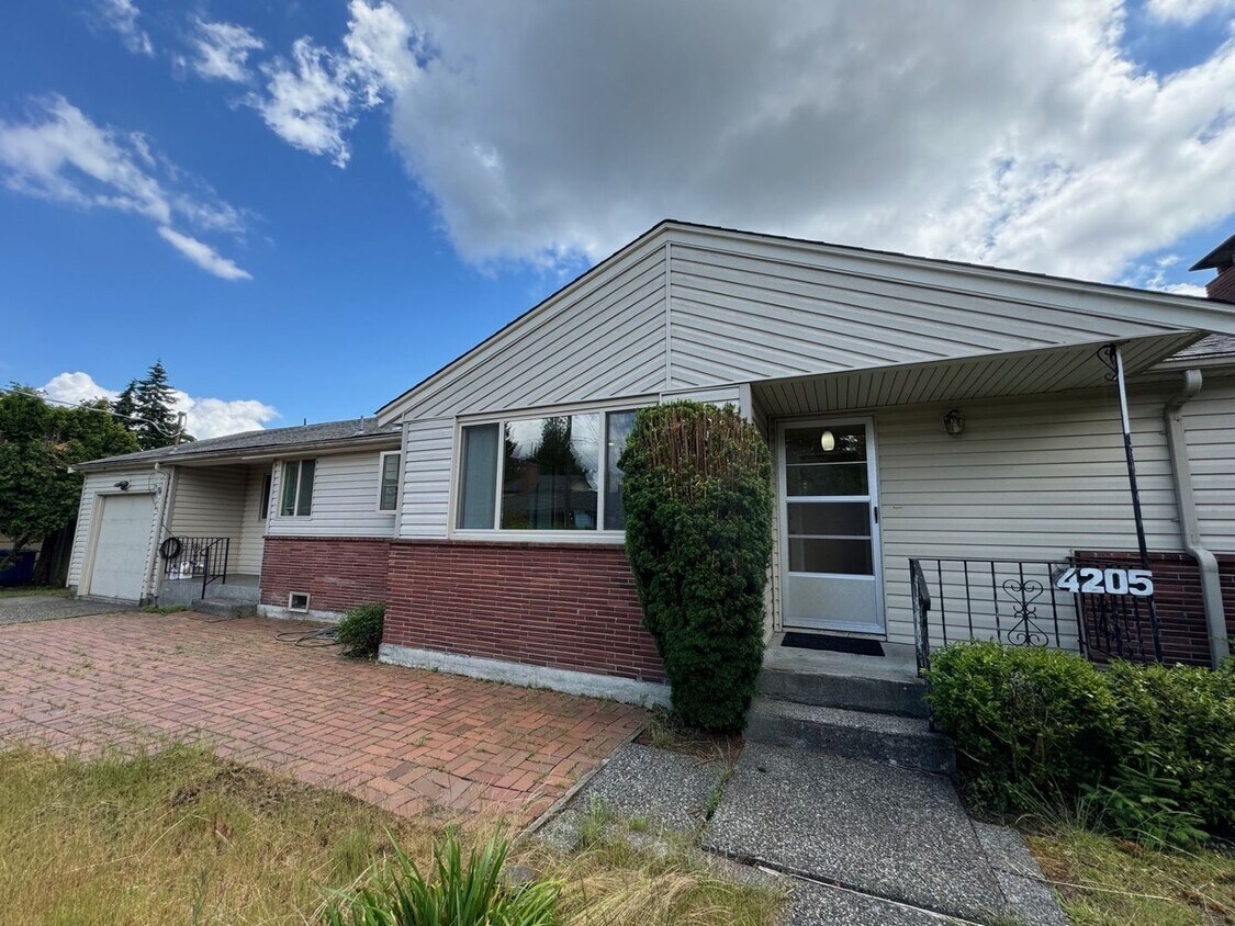 Foto principal - Charming rambler 2 bed 1 bath and office s...