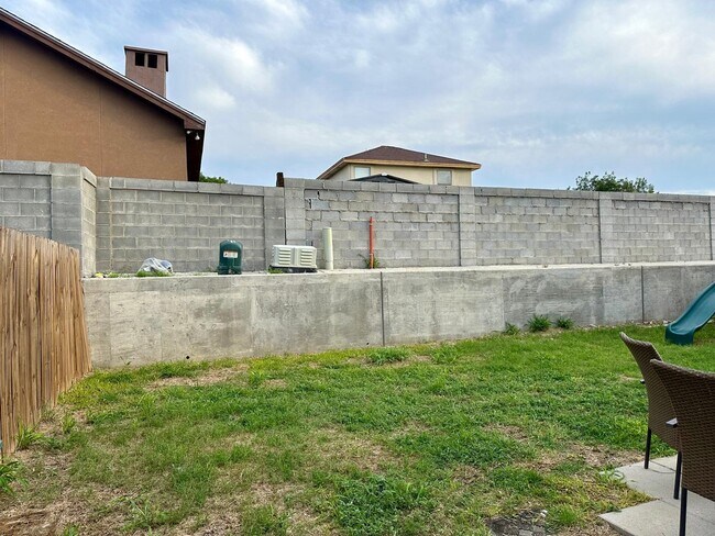 Building Photo - 5609 Encanto Dr