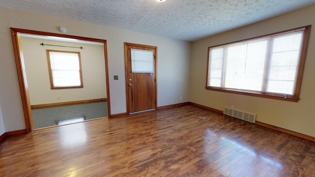 Building Photo - 3 Bedroom, 3 Bathroom House