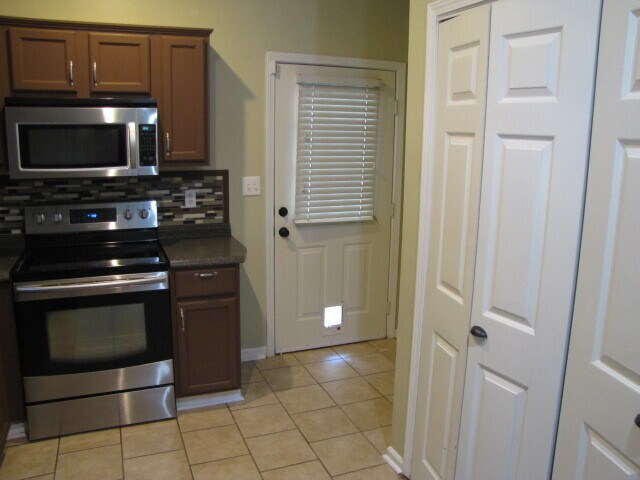 Foto del edificio - 401 Cambrian Ridge Dr