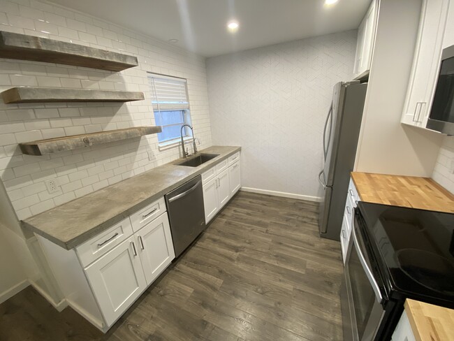Building Photo - 3211 Frontier Dr