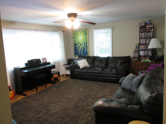 Building Photo - 927 Maple St