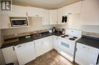 Building Photo - 630 Athabasca St W