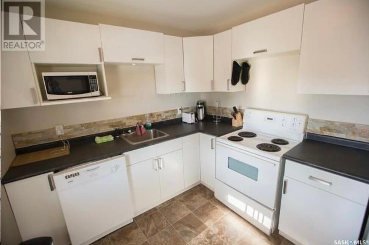 Primary Photo - 630 Athabasca St W