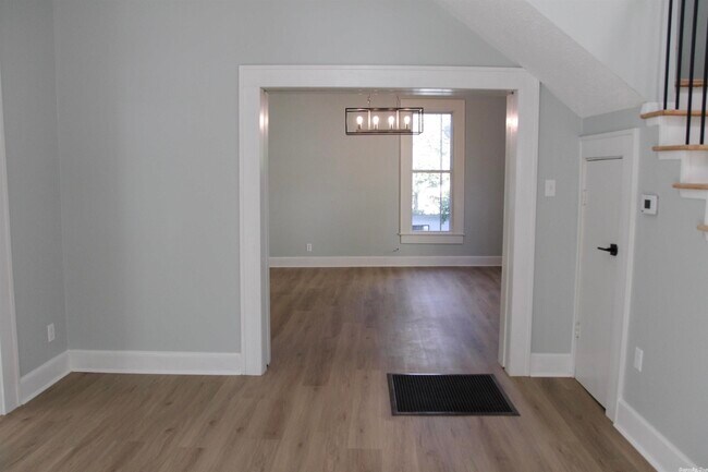 Building Photo - 516 N Oak St