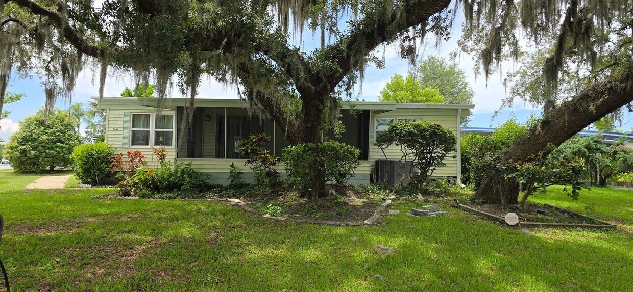Foto principal - 2 bed 2 baths with carport