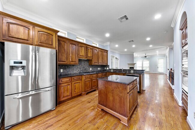 Foto del edificio - 3319 Bingham Manor Ln