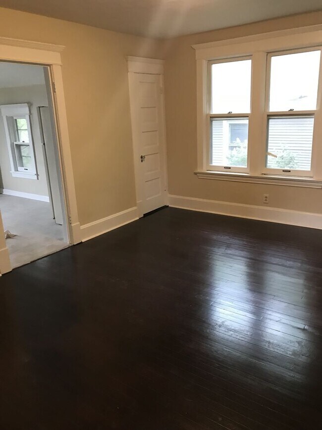 Building Photo - 891 Rose Ave E