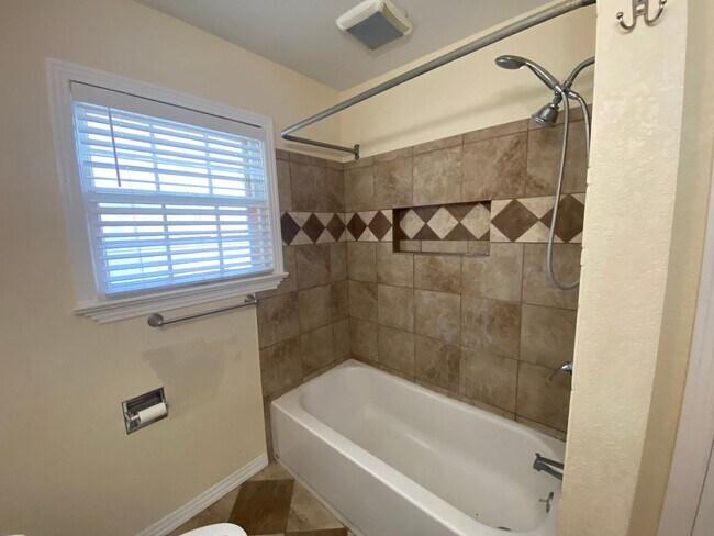 Building Photo - Large 4 bedroom with 2 living areas close ...