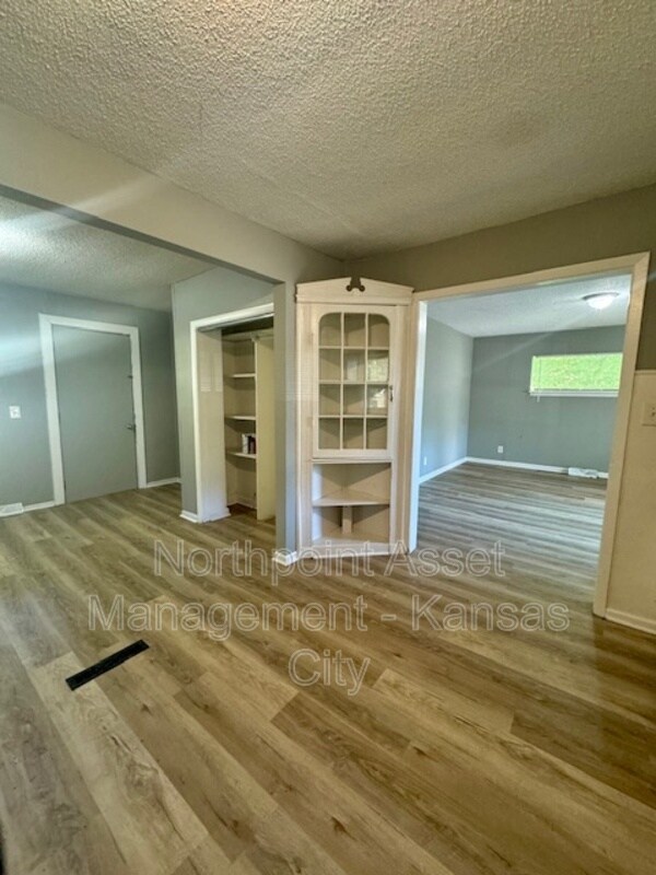 Foto del edificio - 8608 Pence Ln