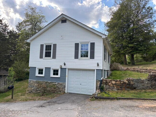 Foto del edificio - 16 Miracle Dr