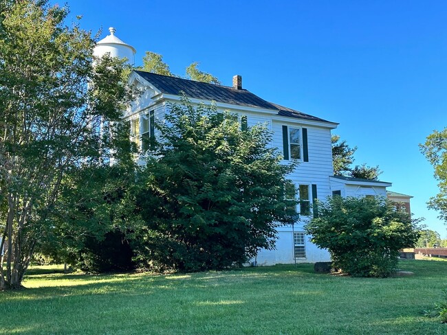 Foto del edificio - 4-Bedroom Home in Charlotte Court House