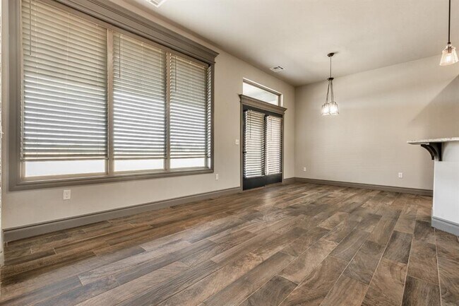 Building Photo - 6133 Oxnard St