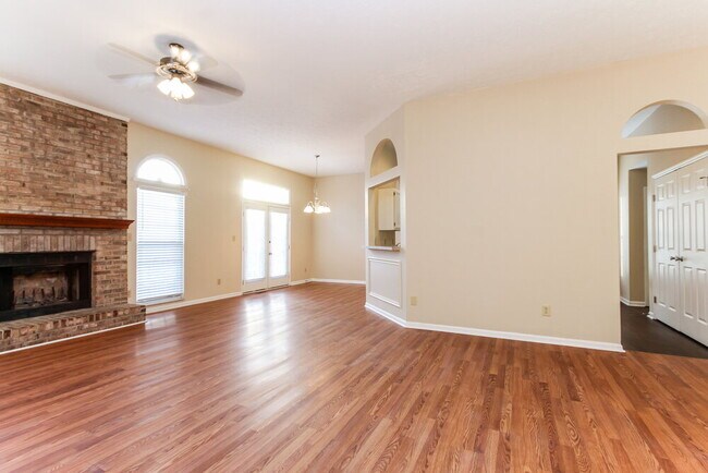 Building Photo - 5537 Vicksburg Dr