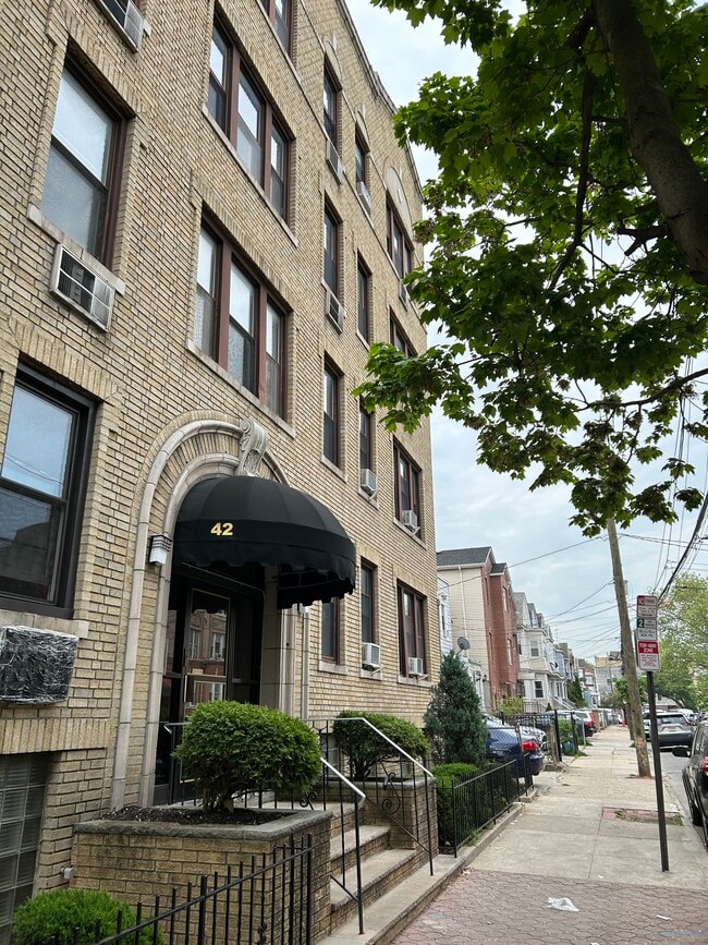 Foto del edificio - 42 Van Wagenen Ave