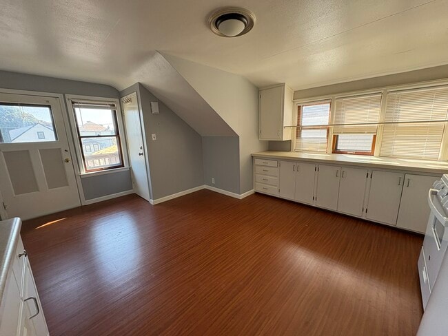 Building Photo - 2132 S 75th St