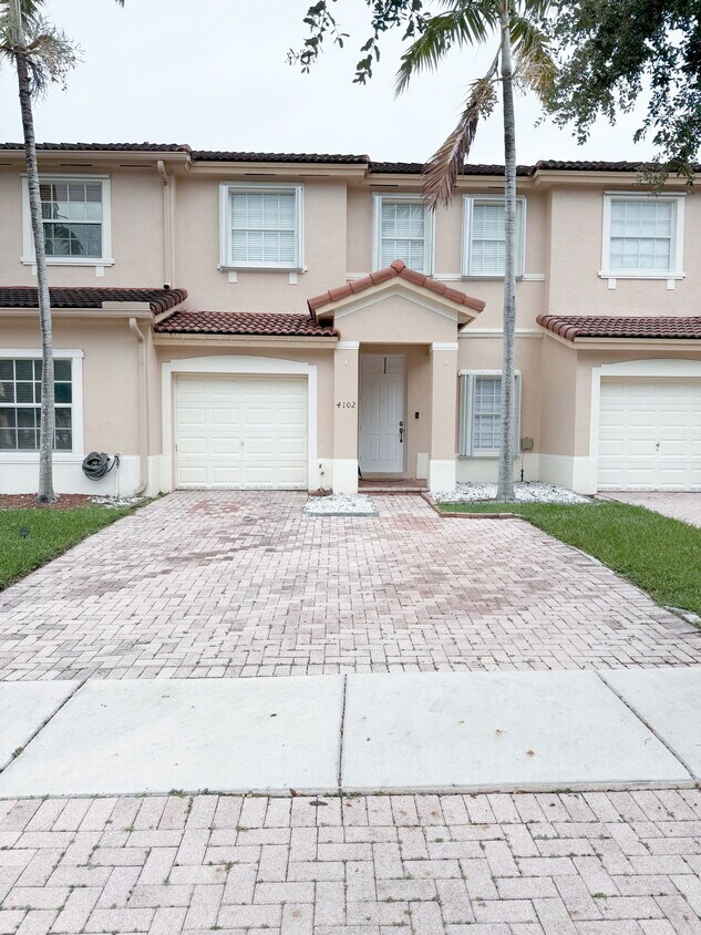 Foto principal - 4102 NE 26th St