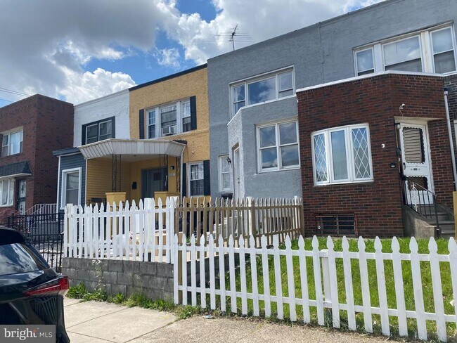 Building Photo - 2554 S 67th St