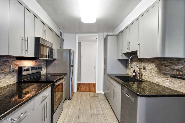 Foto del edificio - 12700 Lake Ave