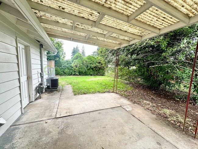 Building Photo - Beautiful Milwaukie 3 Bedroom