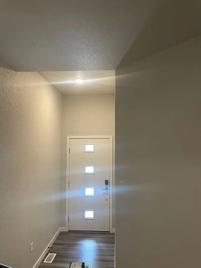 Foto del edificio - 2828 Straus Ln