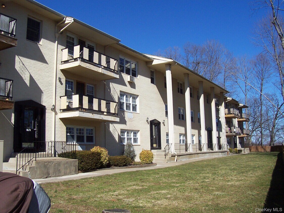 Primary Photo - 21 Pavilion Rd