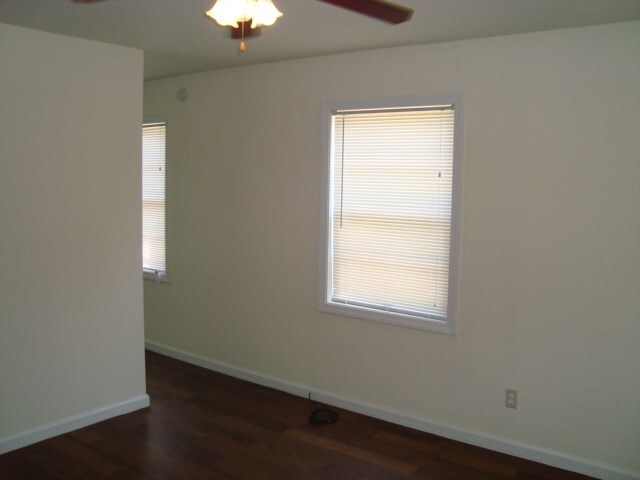 Building Photo - Nice Three Bedroom and One Bath Home Avail...