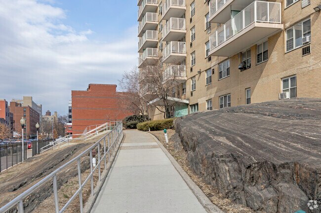 Pasarela - Lind-Ric Apartments