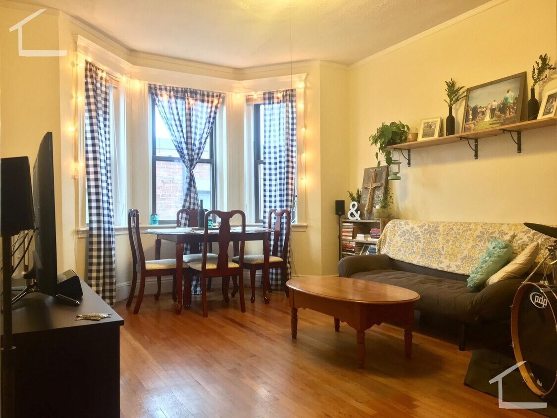 Primary Photo - Huge, sunny 1 bedroom next to the Green Line