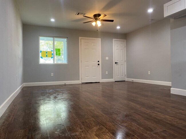Building Photo - 5502 Heron Dr