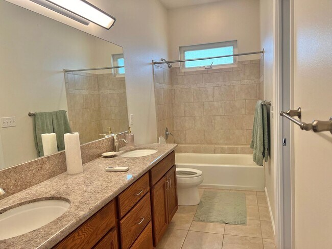 Foto del edificio - 3 Bedroom / 2.5 Bathroom House for rent in the Waiolani Mauka Subdivision. Pet friendly!