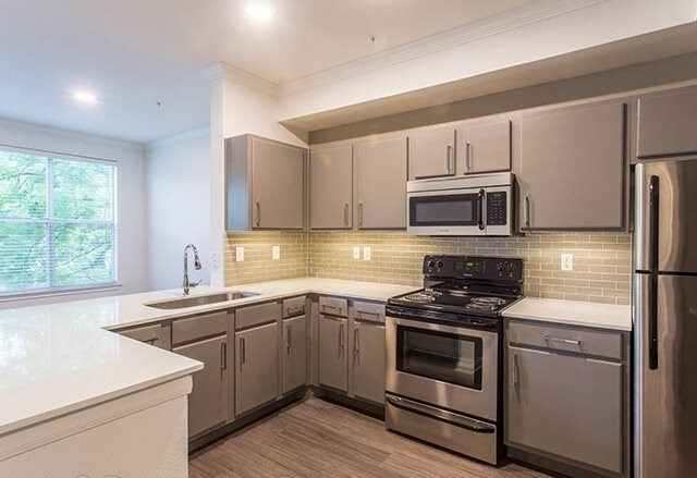 Foto principal - 126 E Riverside Dr